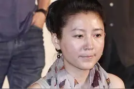 王小丫不在央视上班也时髦，穿无袖裙出镜曲线惊艳，好会穿的姐姐图片