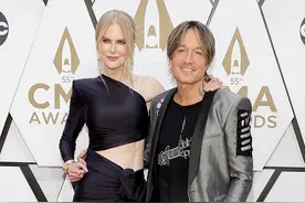 54岁妮可·基德曼陪丈夫出席颁奖礼 黑色礼服秀健美身姿 腹肌抢镜图片