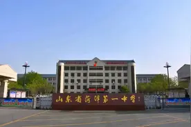 菏泽一中高三学子：寒窗奋斗十二载，今朝鲤鱼跃龙门图片