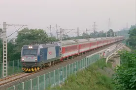 一趟原来从成都到杭州的列车，改线几年后又缩线运行图片