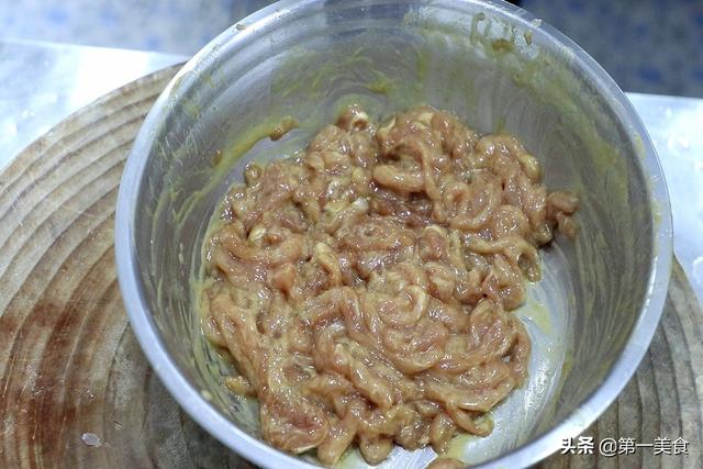肉丝如何炒又滑又嫩？饭店大厨分享技巧，肉丝不干不柴如此简单