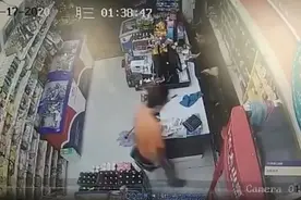 超市老板6瓶啤酒爆头持刀抢劫男 警方：正当防卫图片
