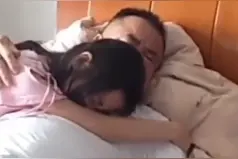 宝妈拍下宝爸训女儿视频，宝爸看到后红了眼圈，触及内心柔软之处图片