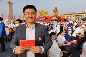 主持人罗旭：爷爷，我带您看建党百年盛况图片