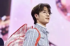 男神“进货”照太逗，王一博把编织袋背成LV，魏大勋似进城打工图片