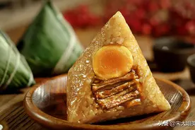 煮粽子不是只放清水，教你2个小窍门，粽子软糯香甜，更好吃图片