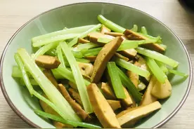 芹菜全身都是宝，叶和根不要丢，一菜三吃，是肠道天然“清道夫”图片