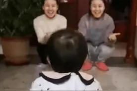 小姨和妈妈是双胞胎，她俩同时张开怀抱后，孩子的反应让人笑喷了图片