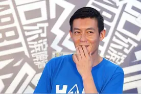 陈冠希老了也不甘落后，穿蓝色T恤配“奶奶裤”，还挺时髦的图片