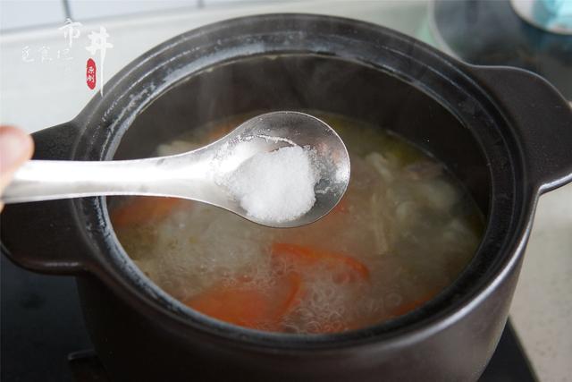冬至进补，春天打虎，炖“羊肉胡萝卜汤”有窍门，汤白鲜香膻味小