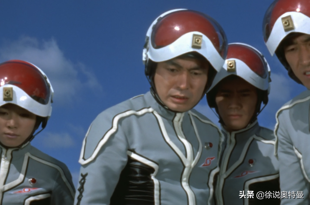 奥特曼被强大的机器人按在地上不能动了，赛文奥特曼：起来