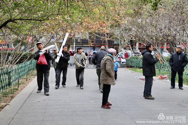 高手在民间，演出自娱自乐，洛阳周王城广场民间曲艺乐园
