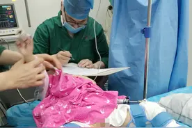 2岁“伪装者”强忍泪水，髋关节脱位宝贝懂事的让人心疼图片