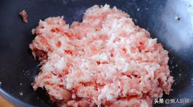 天冷爱吃这道菜，教你马蹄猪肉丸子的做法，猪肉肥瘦选择有小窍门