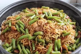 卤面怎么蒸才好吃，原来做法诀窍这么简单，一次蒸一大锅都不够吃图片
