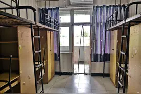 一堂生动的毕业教育课，浙江万里学院毕业生文明离校感动宿管阿姨图片