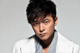 演员朱雨辰的溺爱人生，和他生命中错过的2个重要女人图片