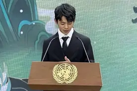 丁真受邀参加联合国演讲！穿笔挺西装成“总裁”，换发型后仍帅气图片