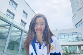 菅纫姿六一晒美照，身穿校服，学院风满满，是初恋的样子图片