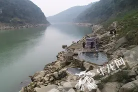 北碚嘉陵江上一处“野温泉”成打卡胜地 告诫市民：爱护环境 注意安全图片