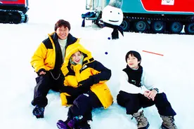 成龙一家三口温馨旧照，房祖名帅气十足林凤娇躺老公身上好浪漫视频封面