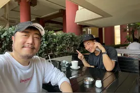 63岁的小虫被徒弟任贤齐蹭饭了，小虫“狂气”不再，晚年稍显凄凉图片