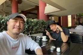 63岁的小虫被徒弟任贤齐蹭饭了，小虫“狂气”不再，晚年稍显凄凉图片