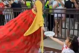 超有爱！小女孩没看到西安大唐不夜城不倒翁小姐姐爆哭，第二天获vip位置乐开花图片