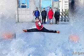 江苏小女孩在校门口打拳，被赞为“现代花木兰”，学习武术好不好图片