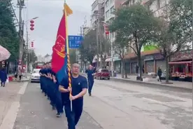 扛旗奔跑 | 青春火焰蓝，逐梦正当时图片