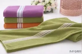 毛巾用久了又臭又滑，聪明人用这招清洗，洗完跟刚买的一模一样图片