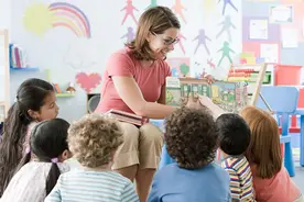 幼儿园教师荒：曾经满怀理想去当幼师的她，为啥也开始责骂孩子图片