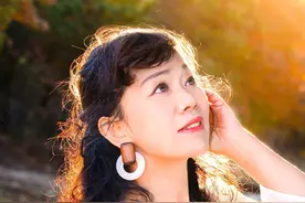 美女环境人像摄影图片