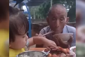 “暖心萌娃”给太爷爷夹肉，老人拒绝，萌娃这个动作温暖所有人图片