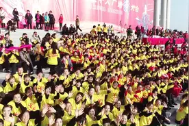 千人齐跳广场舞，共赞改革开放40周年！整齐划一，场面相当壮观！视频封面