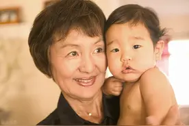 “我儿子没有奶奶”满月宴上婆婆送10万红包，儿媳坚决不让看孩子图片