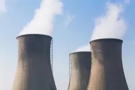 电厂烟囱口吐白烟，是在排放污染物吗？其实它是一个大号加湿器图片