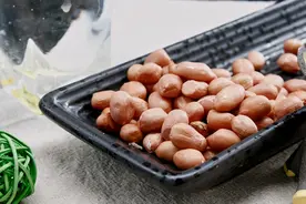 吃多了花生会伤肝，血脂也会升高？三高人群还能吃花生吗？图片