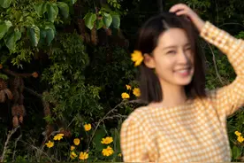 李沁田园风街拍，黄色格子衫搭配牛仔裤，气质清新脱俗图片