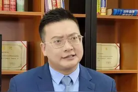 换错人生案周兆成律师换新发型谈吴亦凡图片
