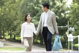 56岁阿姨感慨：嫁给40岁单身汉，本不被看好，可我却过得很开心图片