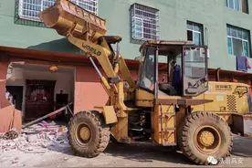 只因琐事闹矛盾，高安一男子竟开铲车把邻居的房子铲了图片