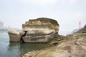 泸州少鹤山下的巨石，传说跟杜甫有关，流传了上千年图片