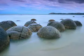 神奇自然：探秘太平洋海岸巨型圆石，新西兰自然奇观摩拉基圆石图片