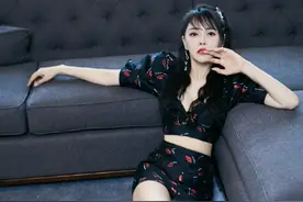 两次离婚高龄生娃，52岁齁甜脸还被小鲜肉爱，真魅力超长待机图片