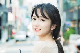 美国第一夫人太会赶时髦，69岁穿皮裙配镂空丝袜，还真是性感撩人图片