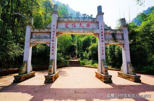 重庆爱情天梯:最真挚的爱情是我愿用50年为你在悬崖凿6208级石梯