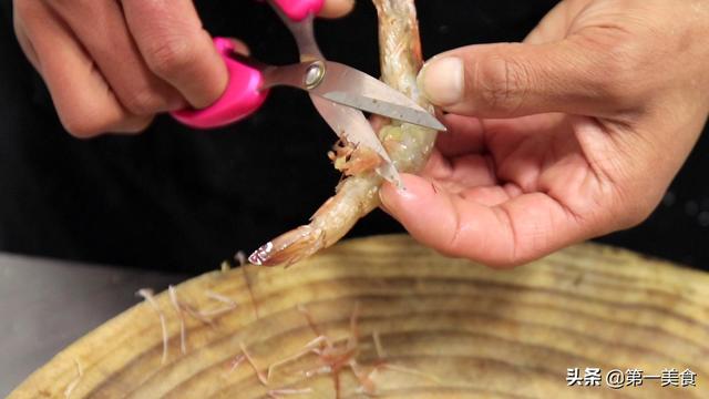 厨师长教你油焖大虾的正宗做法，营养美味又补钙，看一遍就能学会