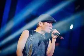 李宗盛给他下跪，“邱淑贞”是他初恋，60岁的赵传，还是很迷人啊图片