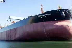 国产30万吨级油轮交付，可装载200万桶原油图片